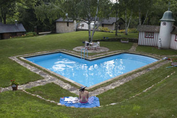 Celeste Ciulla (The Old Globe) enjoys the Lunts’ pool.